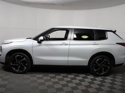 Used 2024 Mitsubishi Outlander SE Black Edition image 4