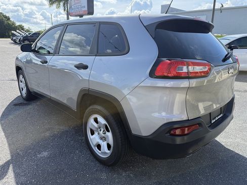 Used 2017 Jeep Cherokee Limited w/ Luxury Group FWD image 3