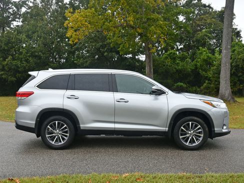 Used 2019 Toyota Highlander XLE image 5