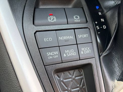 Used 2020 Toyota RAV4 LE w/ All Weather Liner Package AWD/4WD image 23