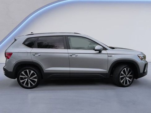 Used 2024 Volkswagen Taos SE FWD image 3