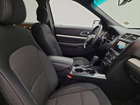 Used 2017 Ford Explorer XLT w/ Equipment Group 201A FWD image 21
