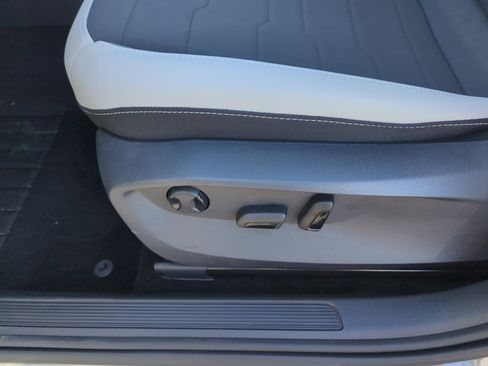 Certified 2025 Volkswagen Taos SE w/ Panoramic Sunroof Package image 14