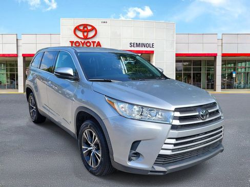 Used 2019 Toyota Highlander LE FWD image 2