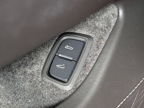 Used 2022 Chevrolet Corvette Stingray Preferred Cpe w/ Z51 Performance Package RWD image 23