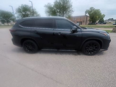 Certified 2024 Toyota Highlander XLE FWD image 2
