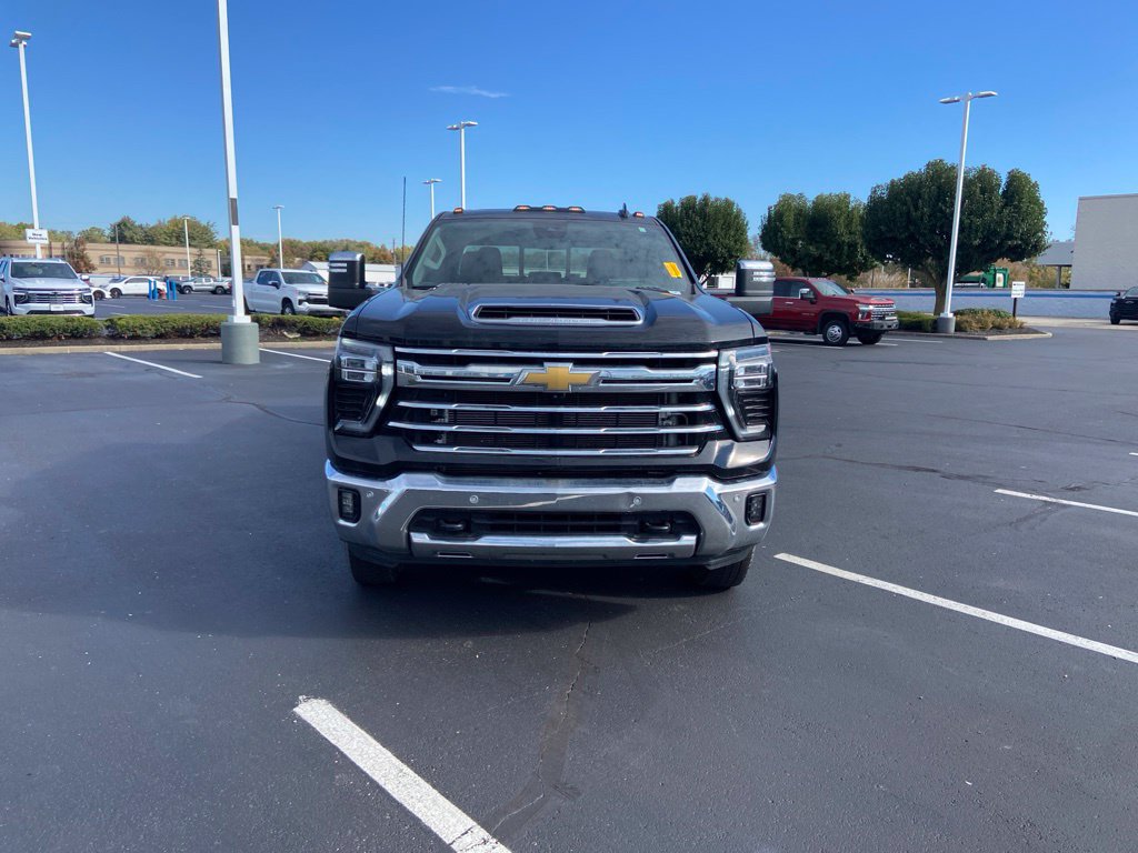 Used 2024 Chevrolet Silverado 3500 LTZ w/ LTZ Convenience Package AWD/4WD image 12