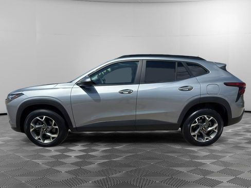 Used 2025 Chevrolet Trax LT FWD image 2