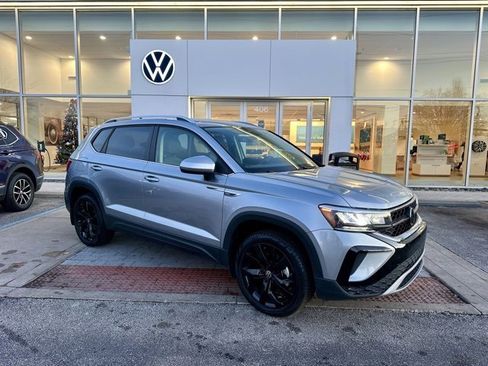 Used 2023 Volkswagen Taos SE w/ Black Wheel Package image 1
