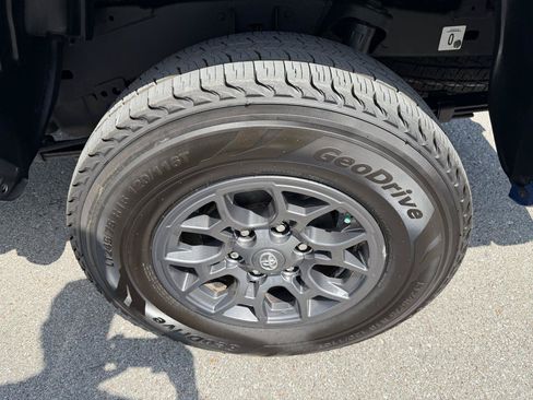 Used 2018 Toyota Tacoma SR5 RWD image 9
