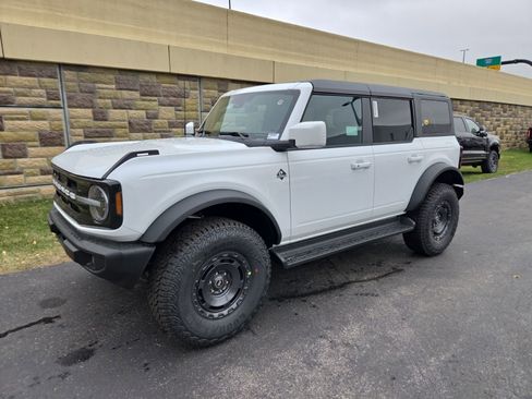 New 2025 Ford Bronco Outer Banks w/ Sasquatch Package AWD/4WD image 18