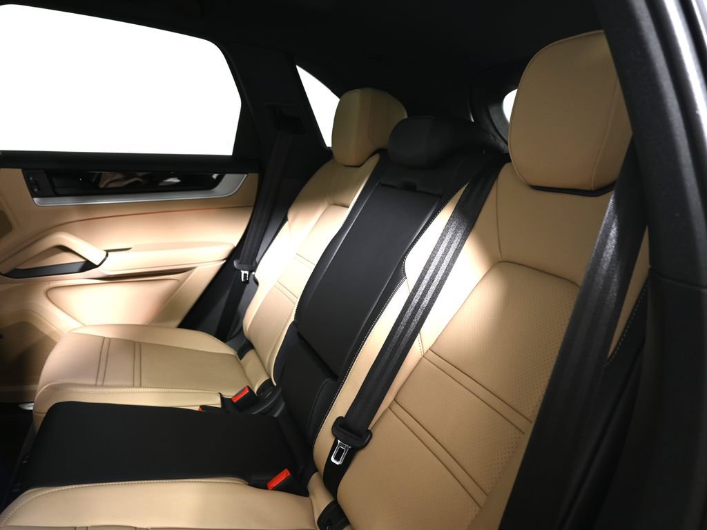 Used 2026 Porsche Cayenne AWD/4WD image 36