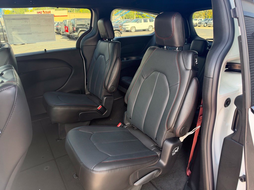New 2027 Chrysler Pacifica Select AWD/4WD image 18