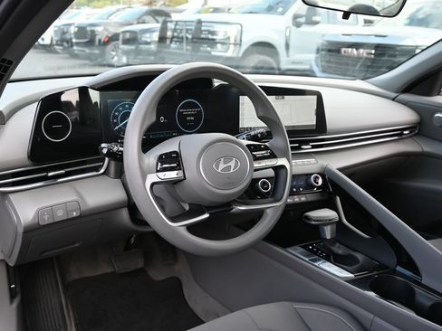 Used 2024 Hyundai Elantra Blue FWD image 17