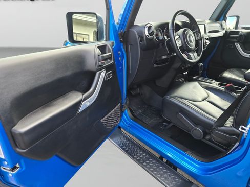 Used 2016 Jeep Wrangler Unlimited Sahara w/ Connectivity Group AWD/4WD image 19