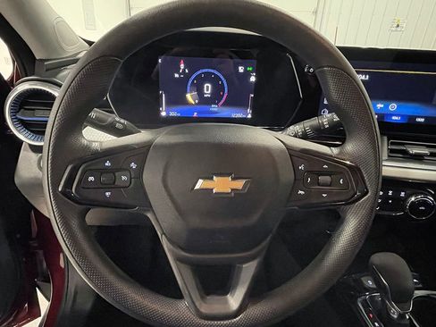 Used 2025 Chevrolet Trax LT FWD image 30