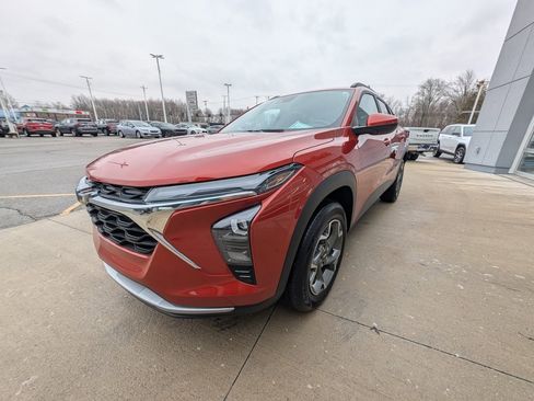 Used 2024 Chevrolet Trax LT w/ Driver Confidence Package image 8