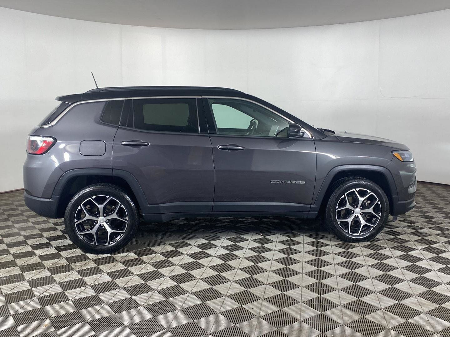 Used 2024 Jeep Compass Limited w/ Sun and Sound Group AWD/4WD image 6