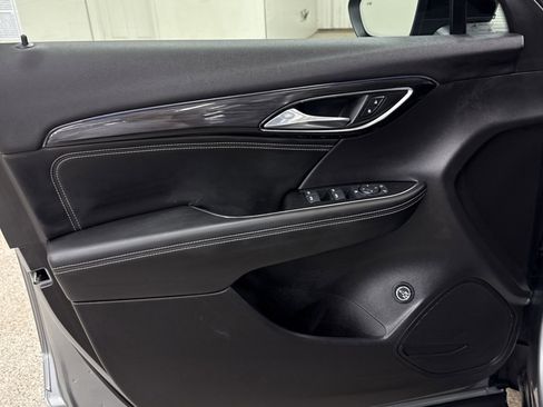 Used 2023 Buick Envision Preferred image 3