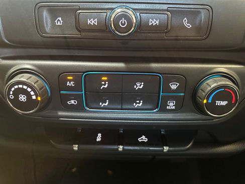 Used 2018 Chevrolet Silverado 1500 Custom w/ Custom Convenience Package RWD image 18