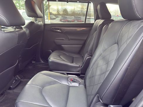 Used 2022 Toyota Highlander Platinum image 16