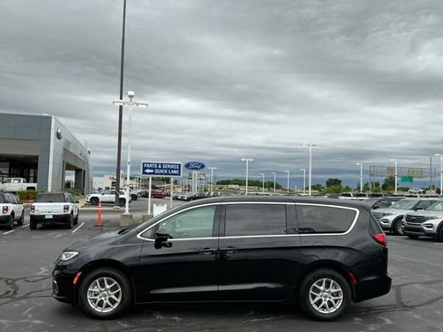 Used 2024 Chrysler Pacifica Touring-L FWD image 6