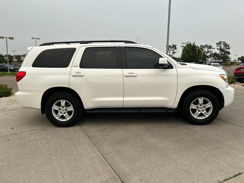 Used 2014 Toyota Sequoia SR5 AWD/4WD image 8