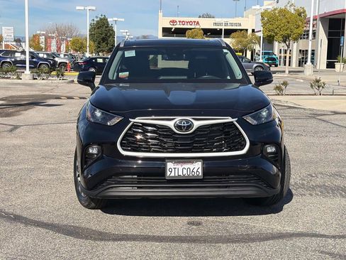 Certified 2025 Toyota Highlander XLE FWD image 2