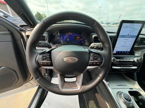 Used 2023 Ford Explorer Platinum w/ Technology Package AWD/4WD image 15