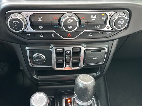 Used 2023 Jeep Gladiator Sport AWD/4WD image 17