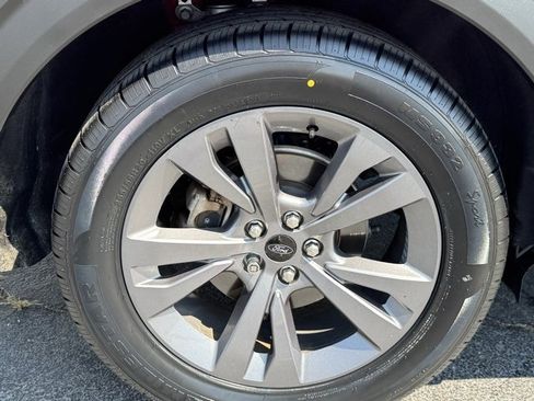 Used 2022 Ford Explorer XLT w/ Equipment Group 202A image 6