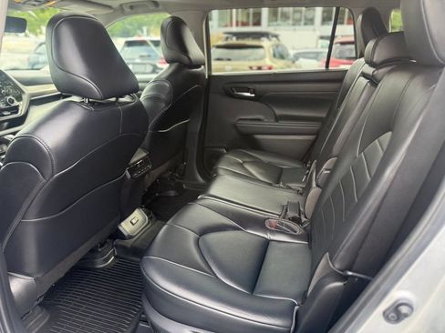 Used 2022 Toyota Highlander XLE AWD/4WD image 14
