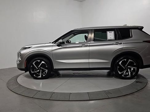 Used 2023 Mitsubishi Outlander SE image 2