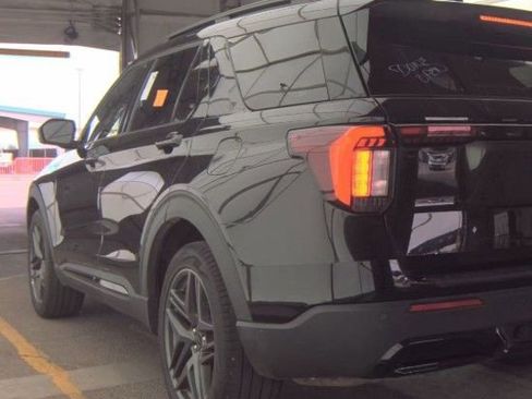 Used 2025 Ford Explorer ST-Line w/ ST-Line Street Pack image 3