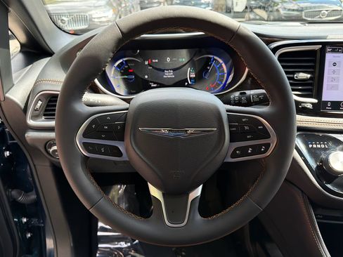 Used 2023 Chrysler Pacifica Pinnacle FWD image 24