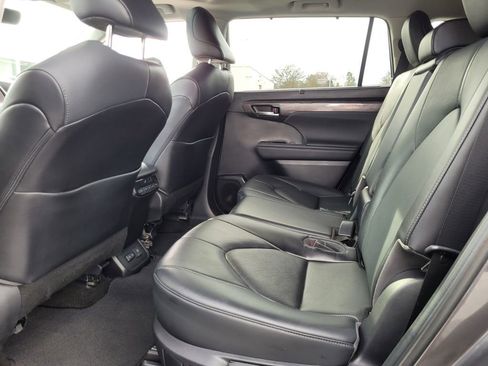 Used 2023 Toyota Highlander Limited image 6