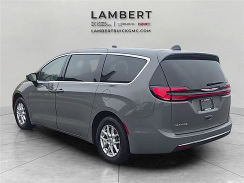 Used 2025 Chrysler Pacifica Select FWD image 3