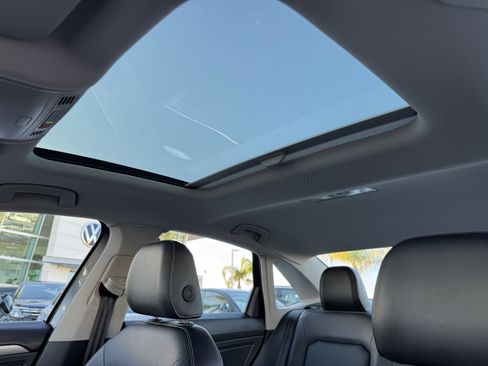Certified 2024 Volkswagen Jetta SE w/ Panoramic Sunroof Package image 31