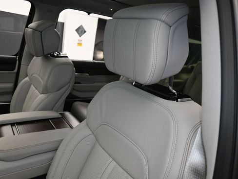 Used 2024 Jeep Grand Wagoneer L 4WD image 17