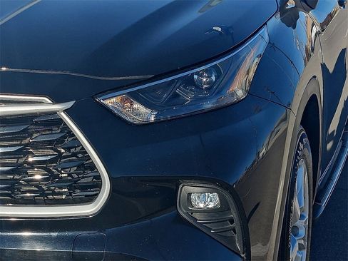 Used 2023 Toyota Highlander L image 9