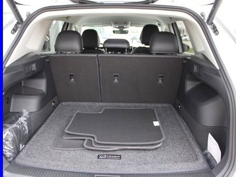Used 2025 Volkswagen Tiguan SE AWD/4WD image 10