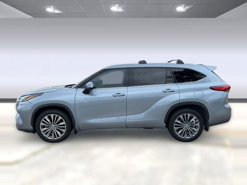Used 2021 Toyota Highlander Platinum image 2