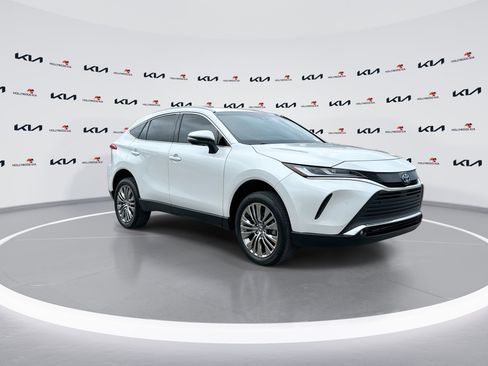 Used 2024 Toyota Venza XLE image 2