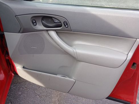 Used 2005 Ford Focus ZX4 image 22