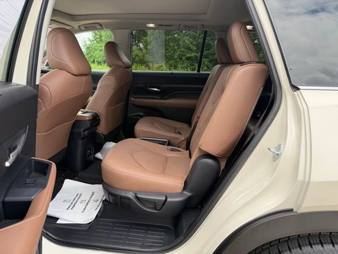 Used 2024 Toyota Grand Highlander AWD image 28