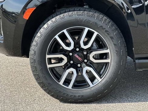 Used 2023 GMC Yukon AT4 w/ AT4 Premium Package AWD/4WD image 8
