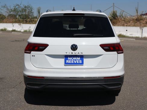 New 2024 Volkswagen Tiguan SE w/ Panoramic Sunroof Package image 4