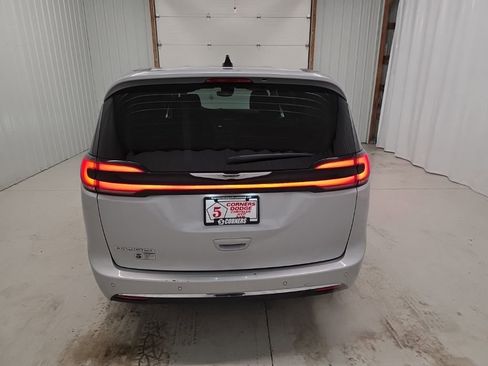 Used 2024 Chrysler Pacifica Touring-L image 4