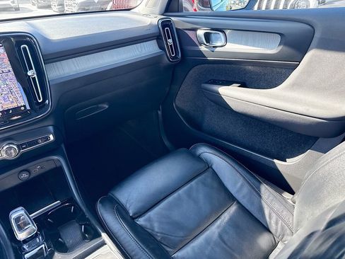 Used 2023 Volvo XC40 B5 Plus image 26