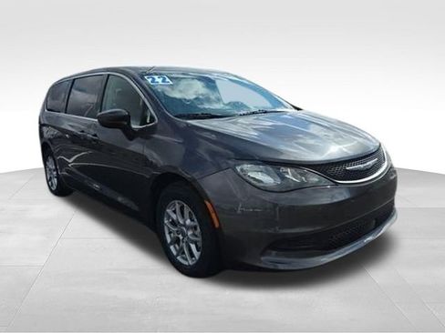 Used 2022 Chrysler Voyager LX FWD image 2
